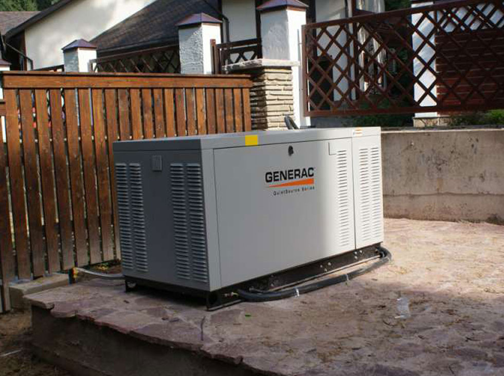 Газовый генератор Generac RG027 3P (трехфазный) 21.6 кВт с жидкостным охлаждением и двигателем на 1500 оборотов для электроснабжения как жилых объектов, так и коммерческих объектов. газовая электростанция generac rg027 3p на 27 кВА
